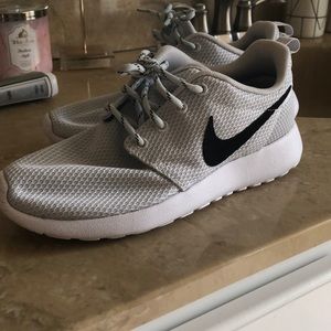 Nike Roshe tennis shoes
